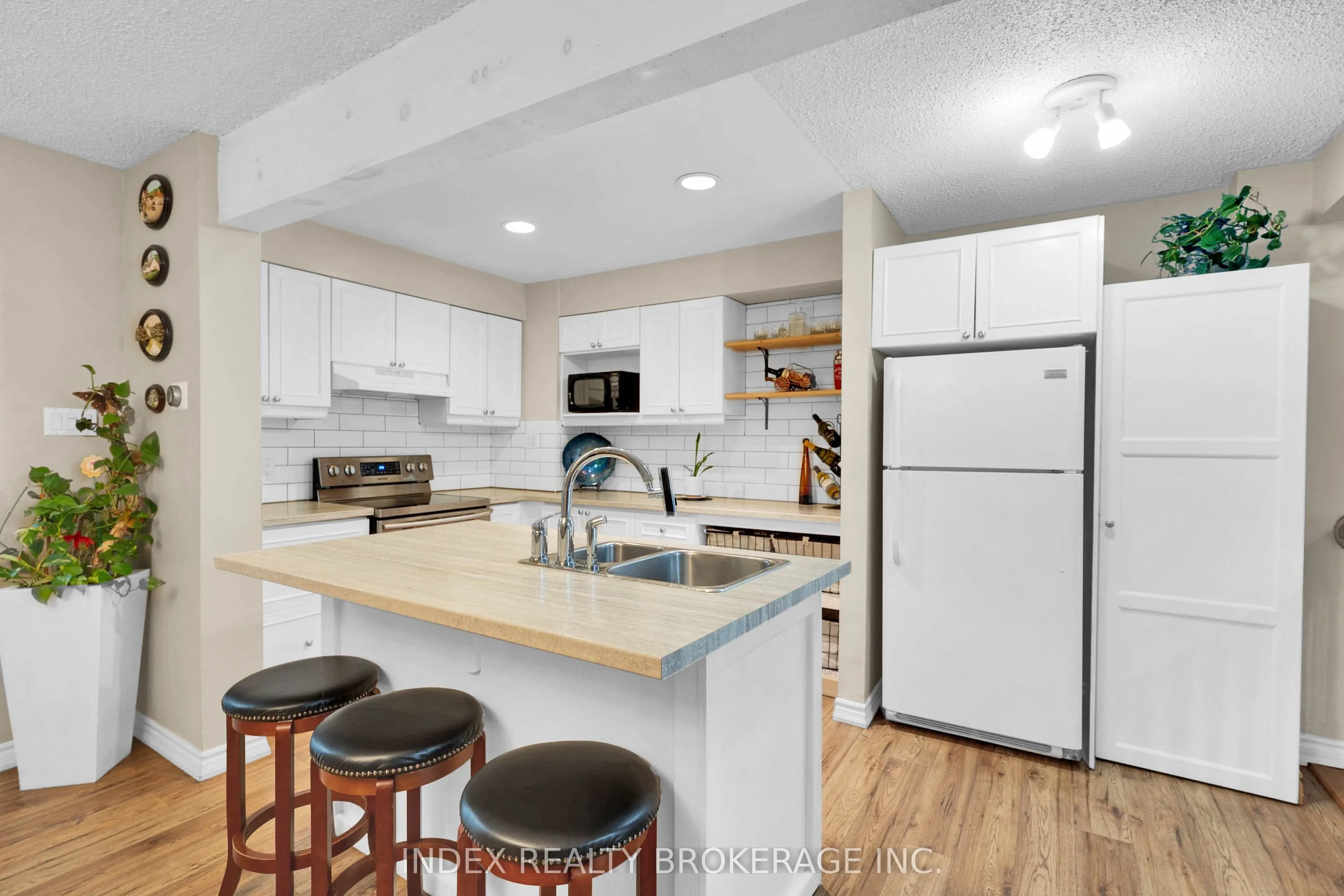 569 Tenth Street, #15