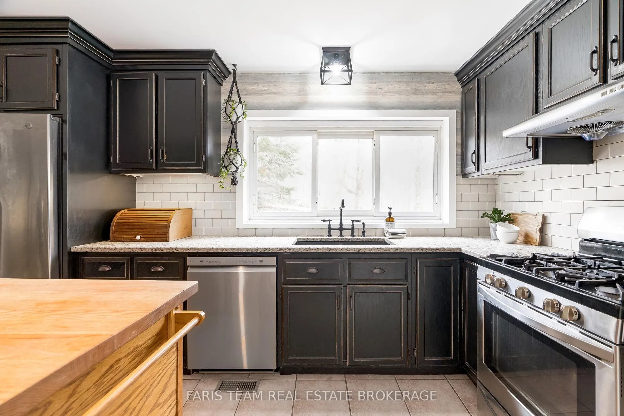 1983 Horseshoe Valley Road W
