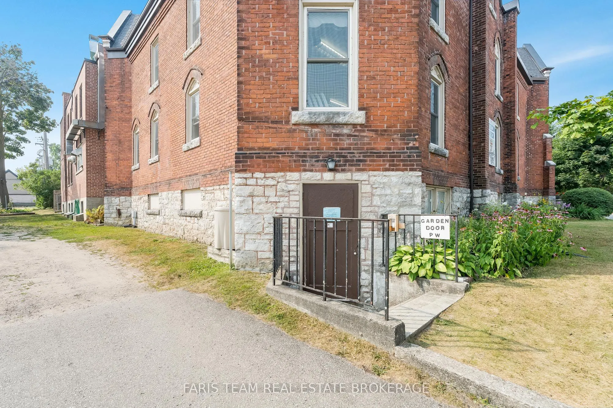58 Peter Street N