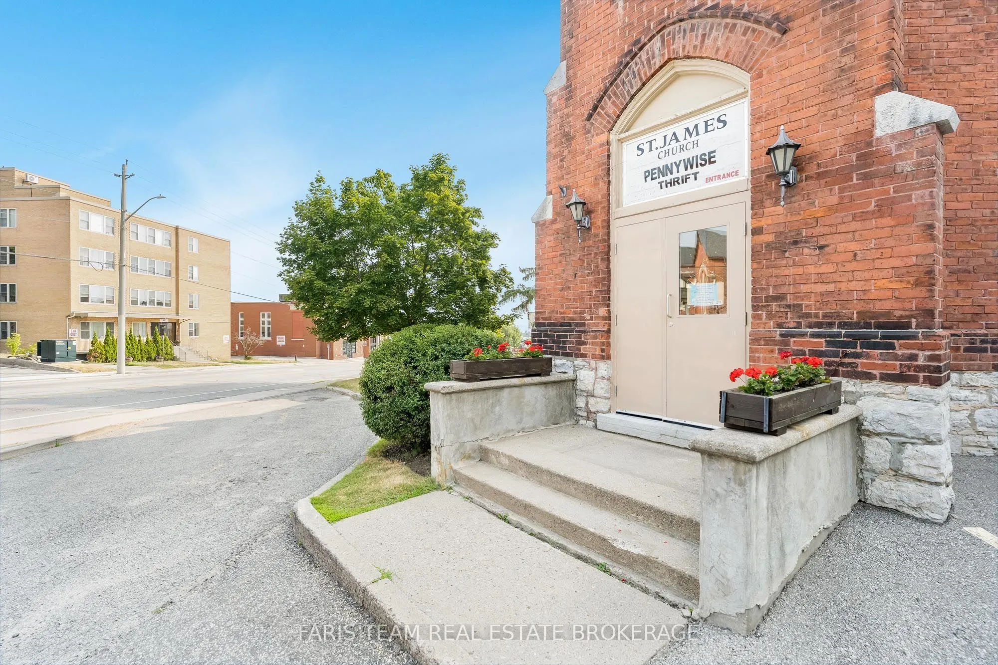 58 Peter Street N