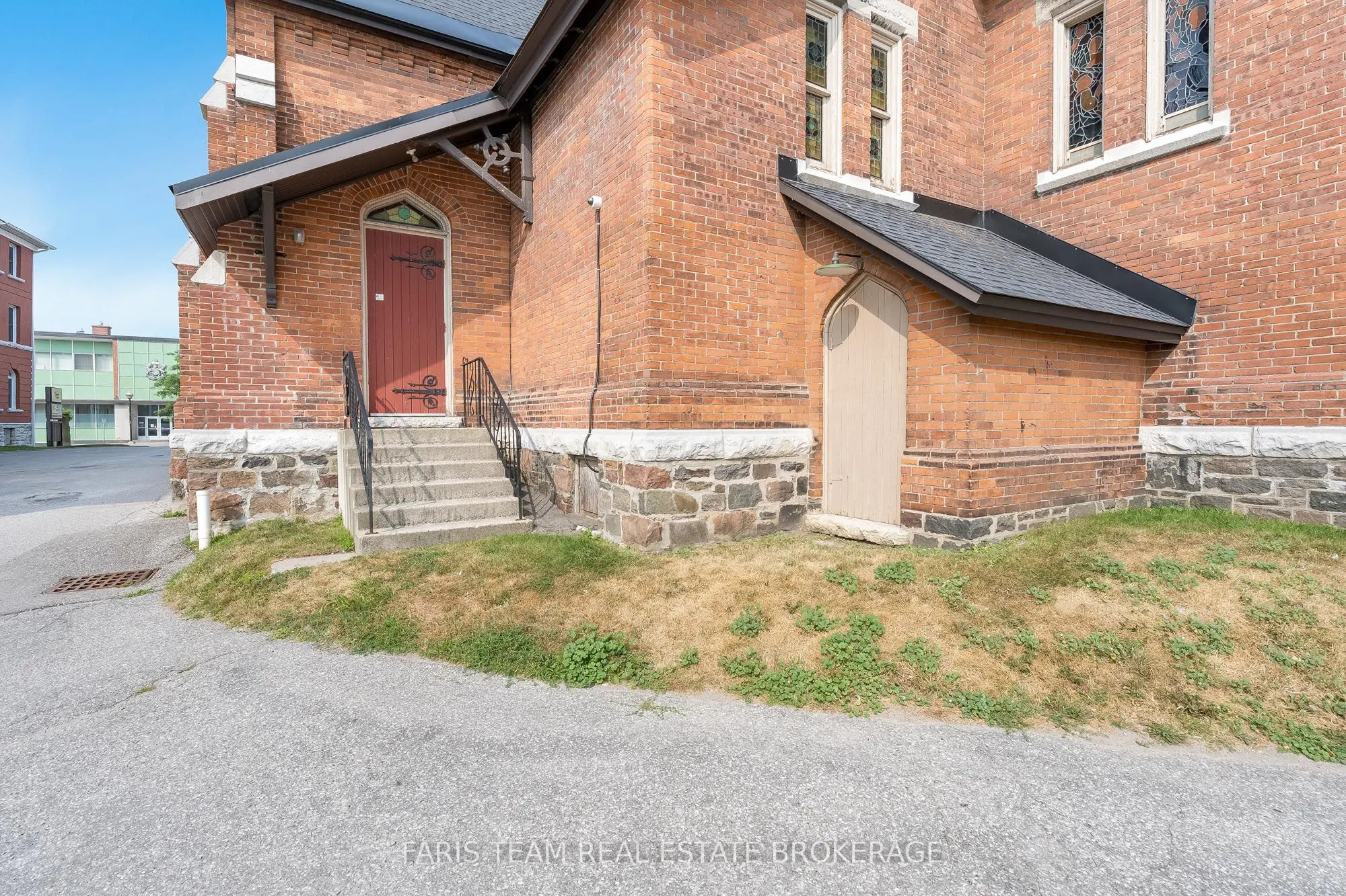 58 Peter Street N