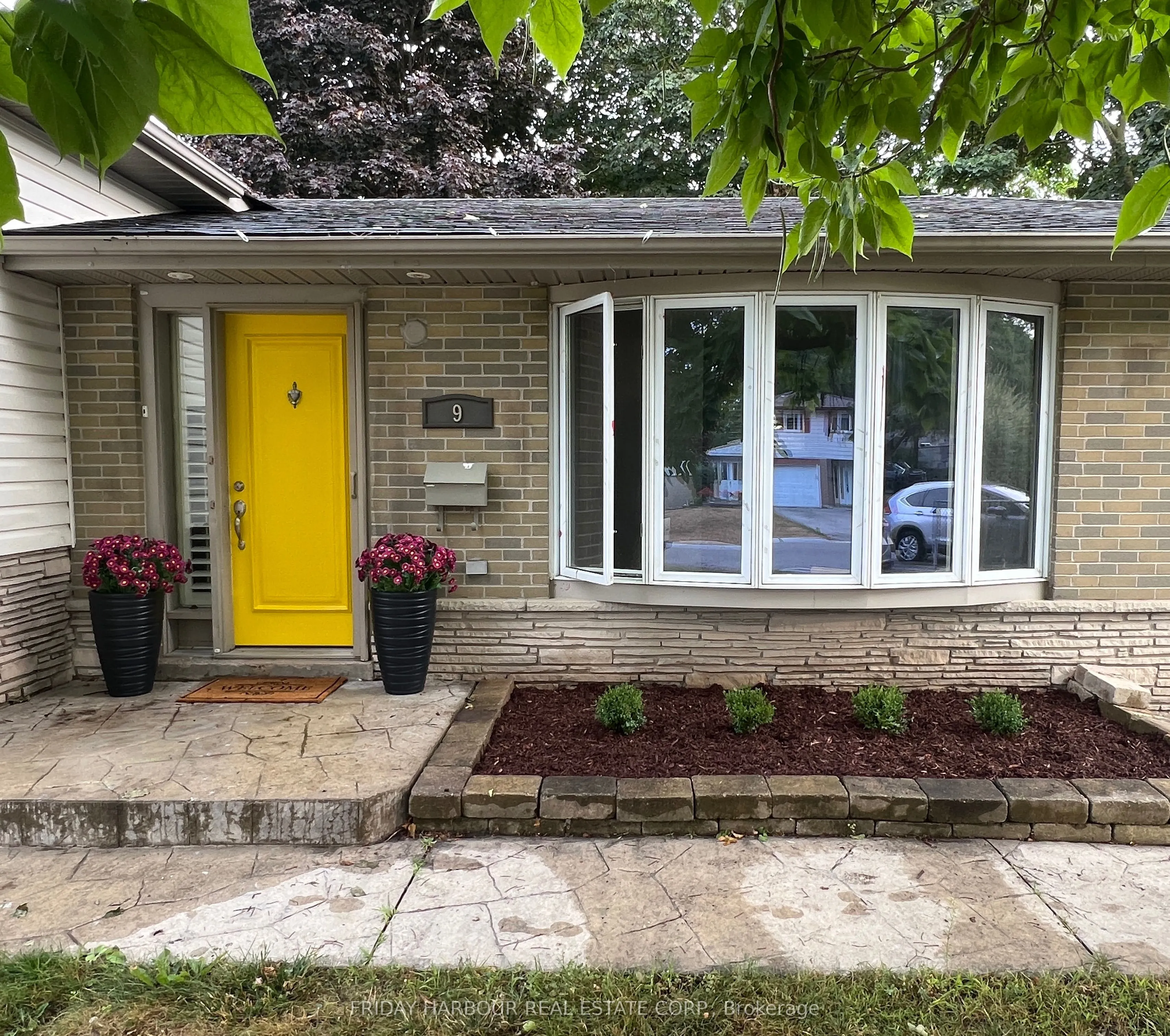 9 MEADOWLAND Avenue