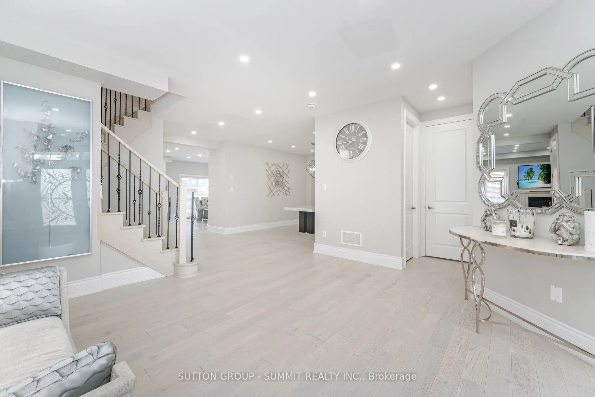 16 Westminster Circle