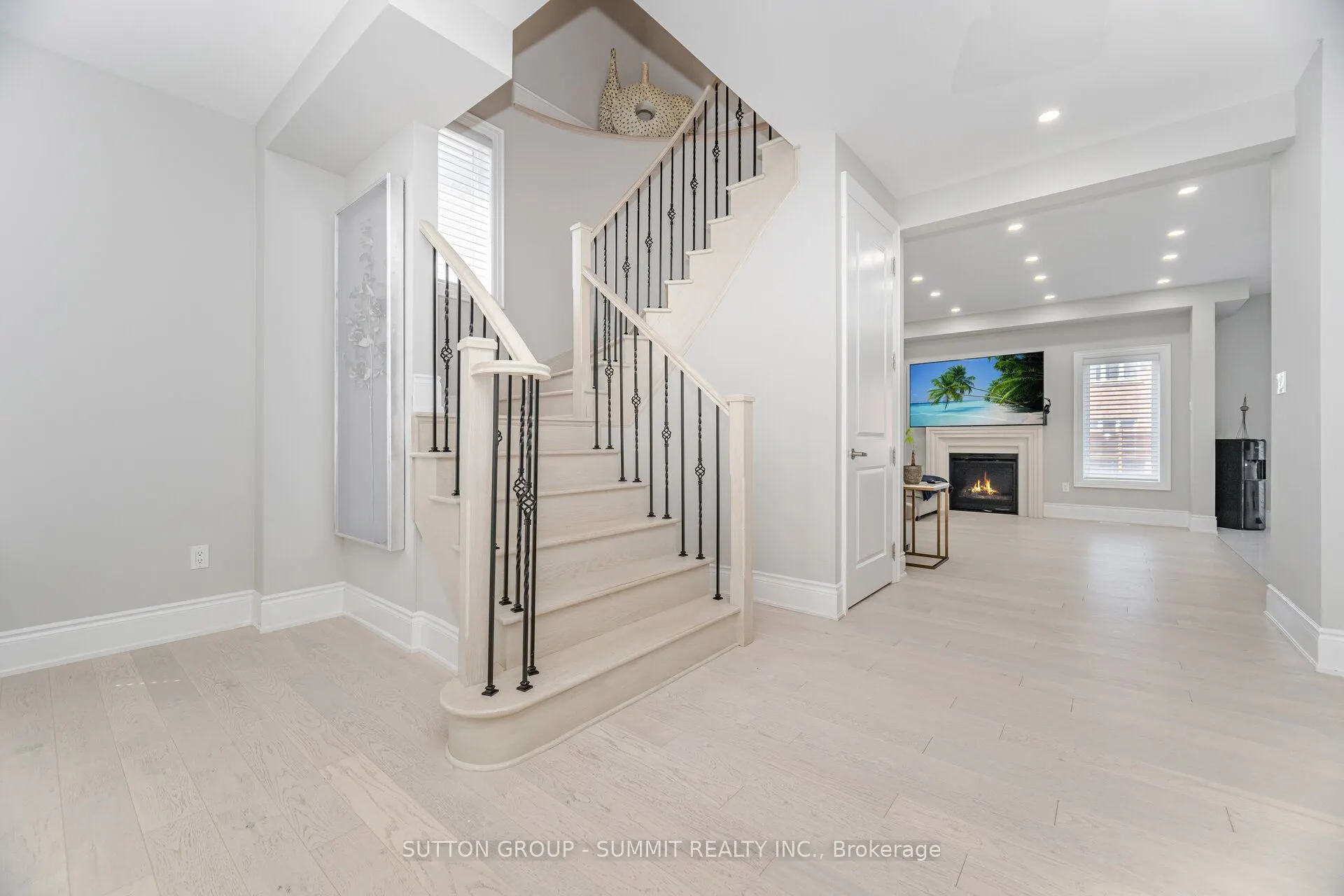16 Westminster Circle