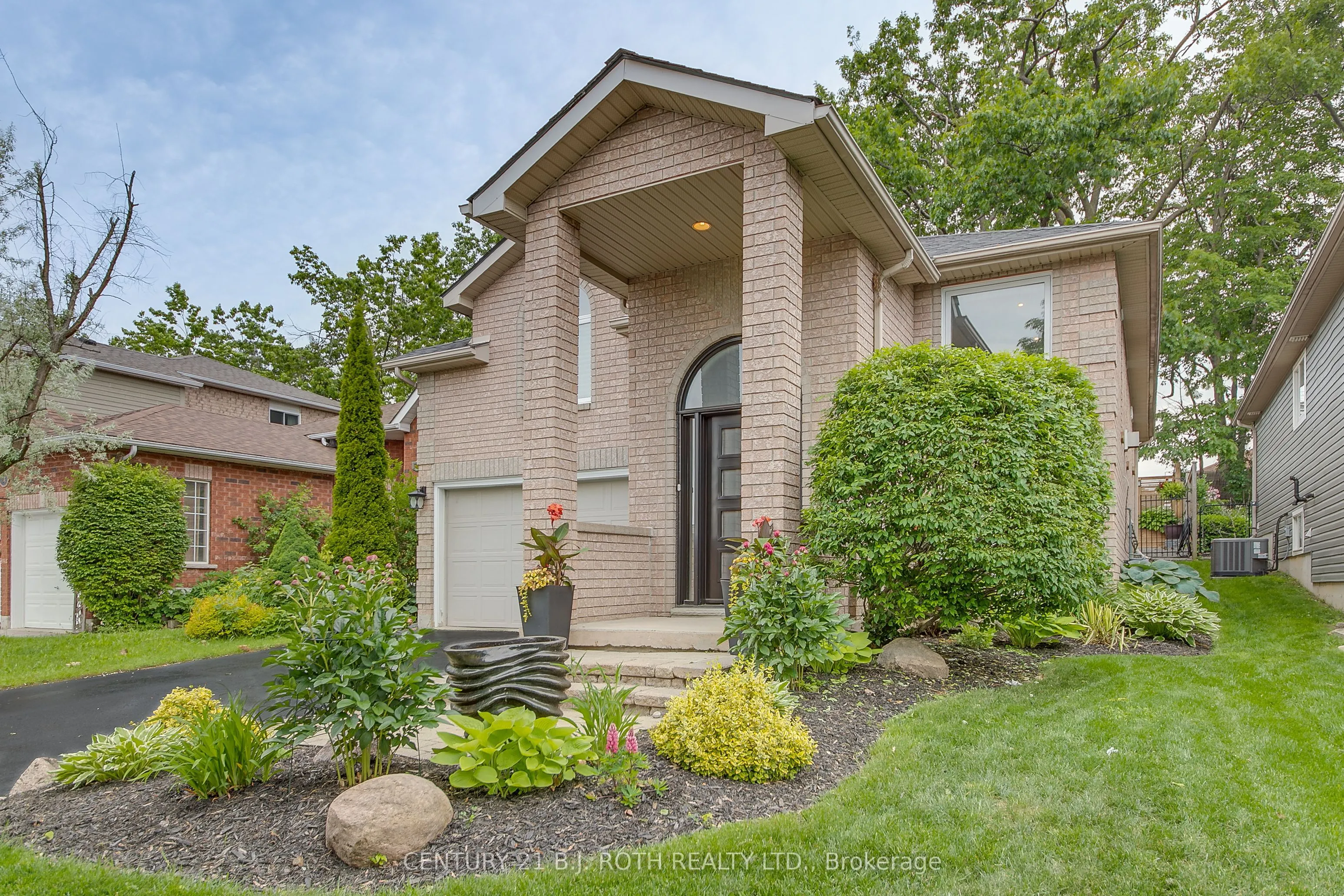 26 Monique Crescent