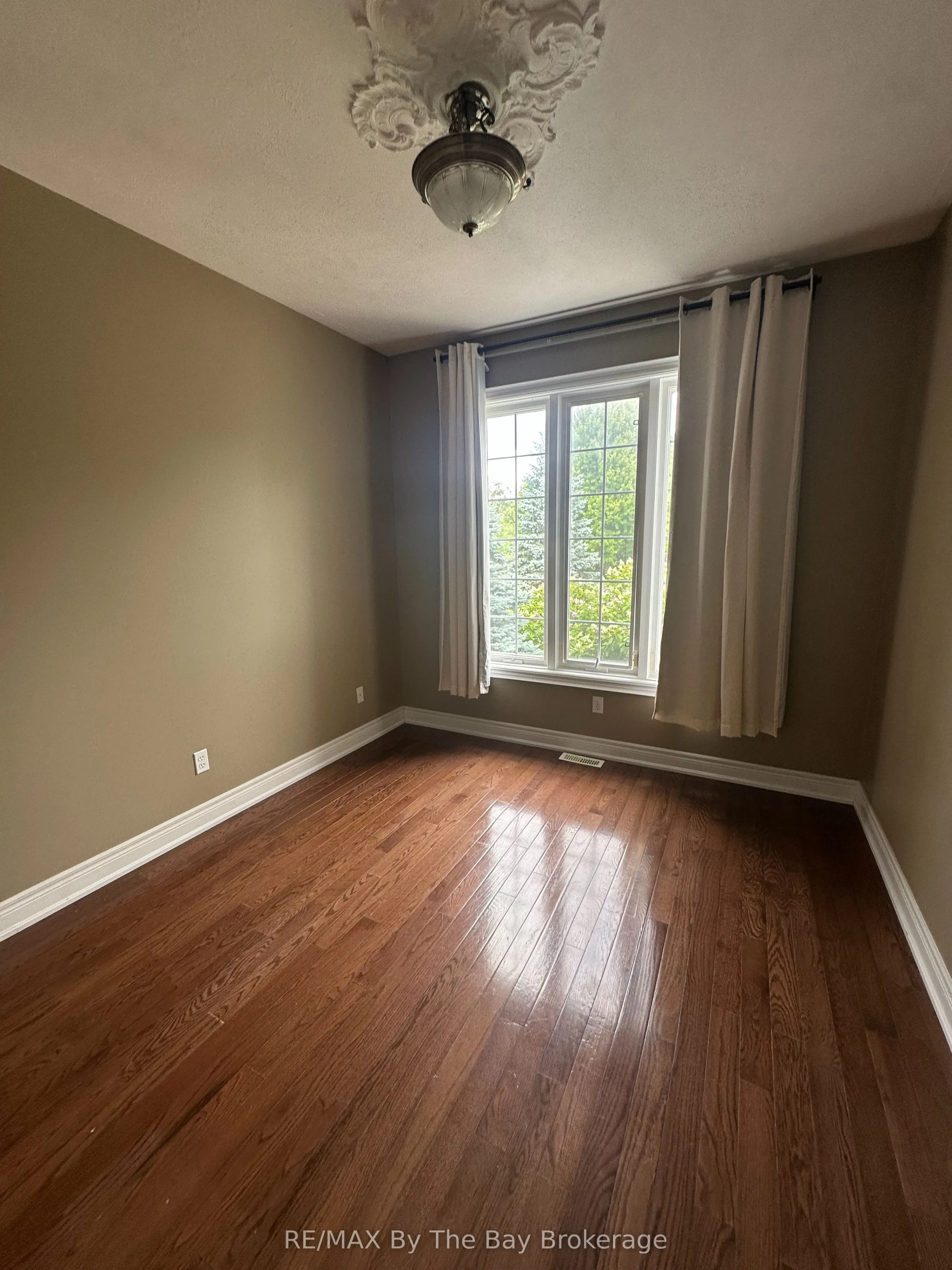 64 Oriole Crescent