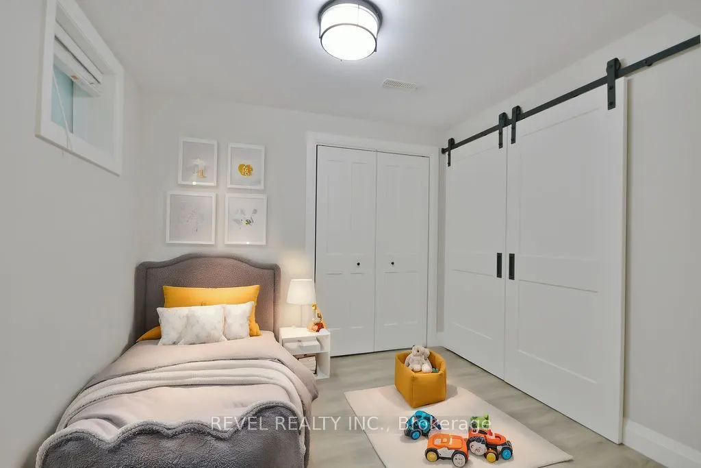 166 SUCCESSION Crescent
