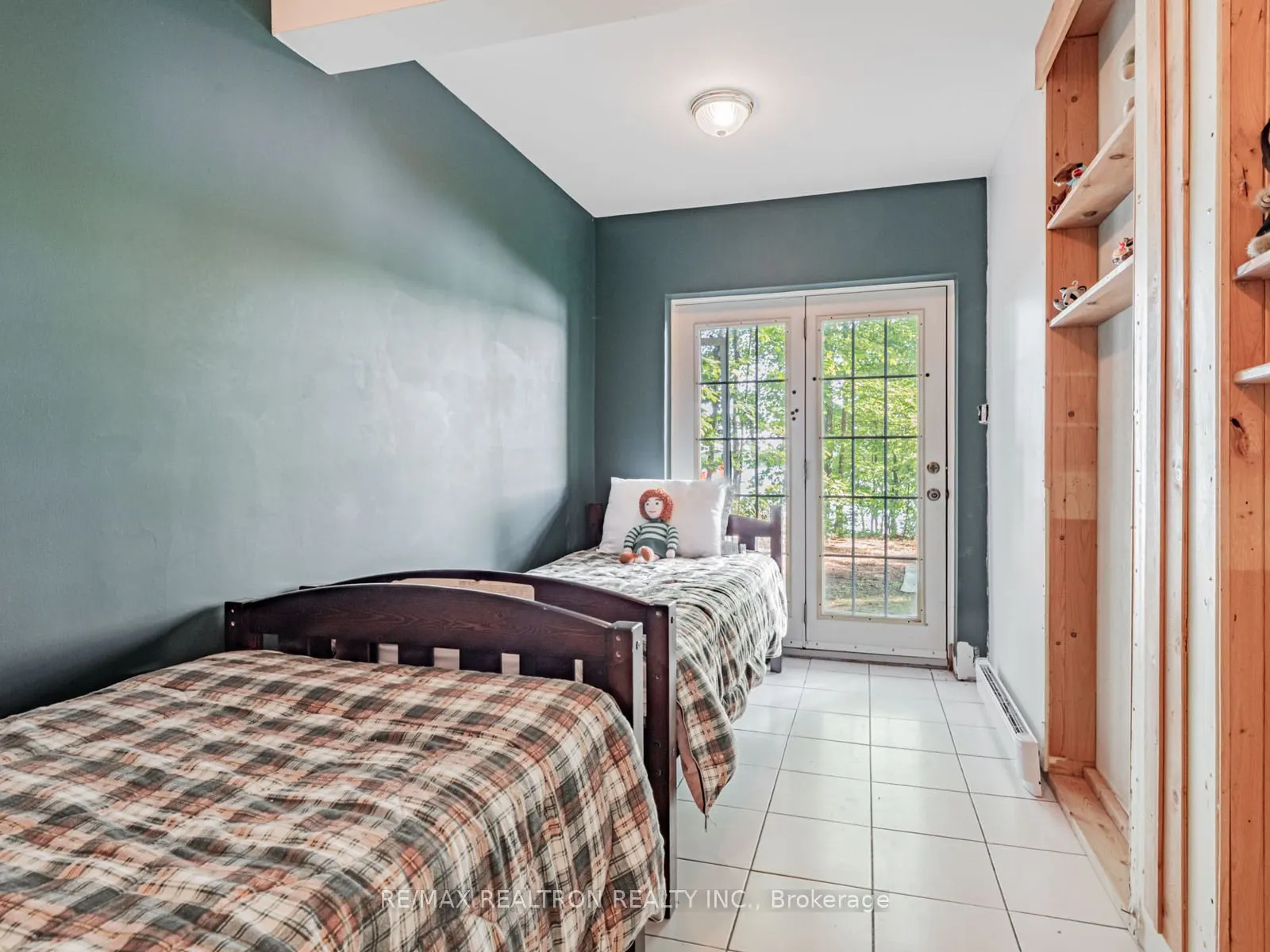102-104 Farlain Lake Road E