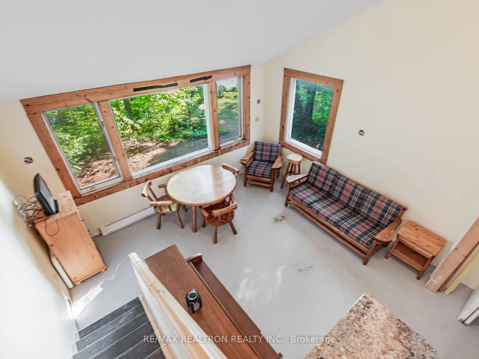 102-104 Farlain Lake Road E