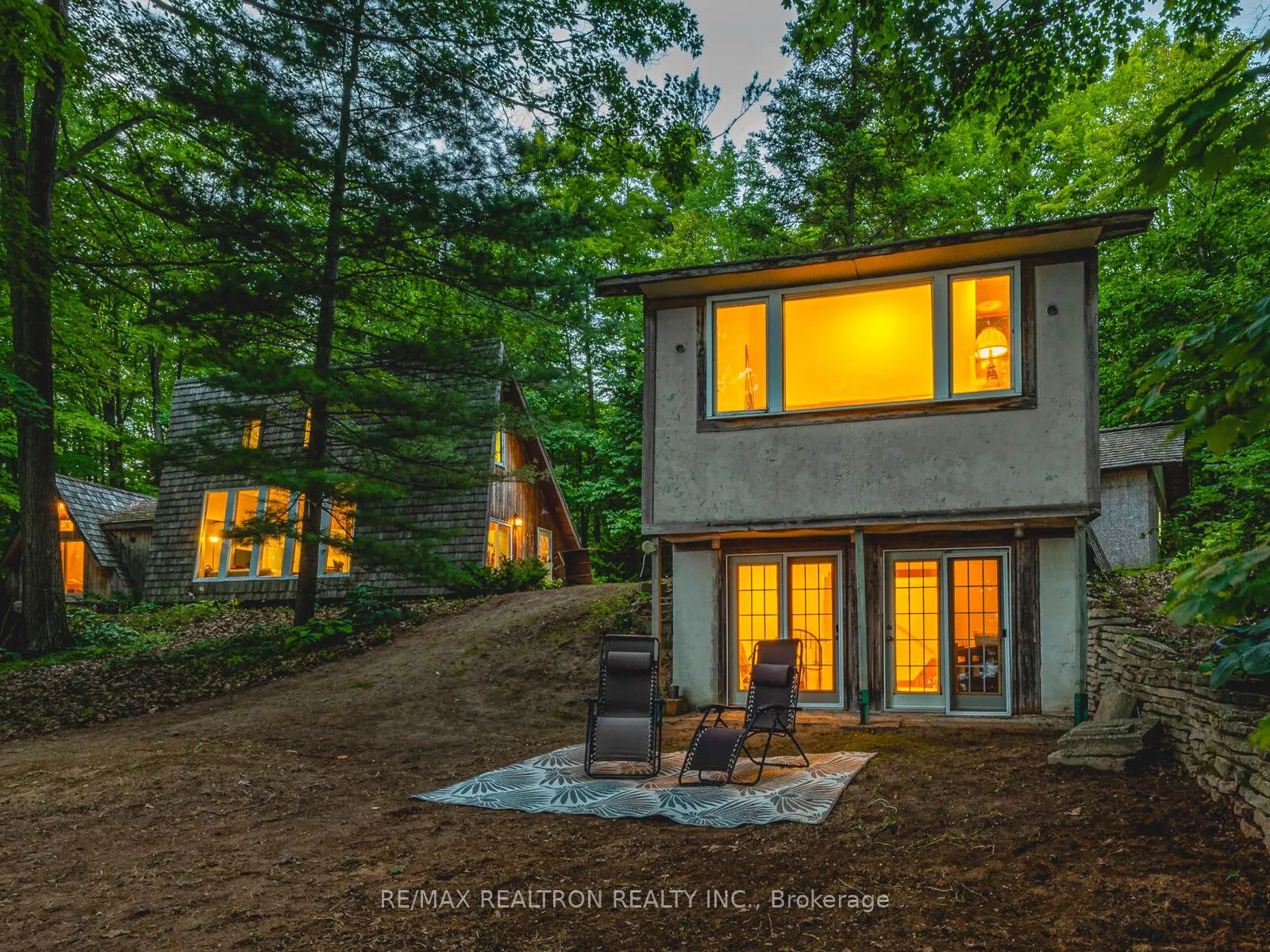 102-104 Farlain Lake Road E