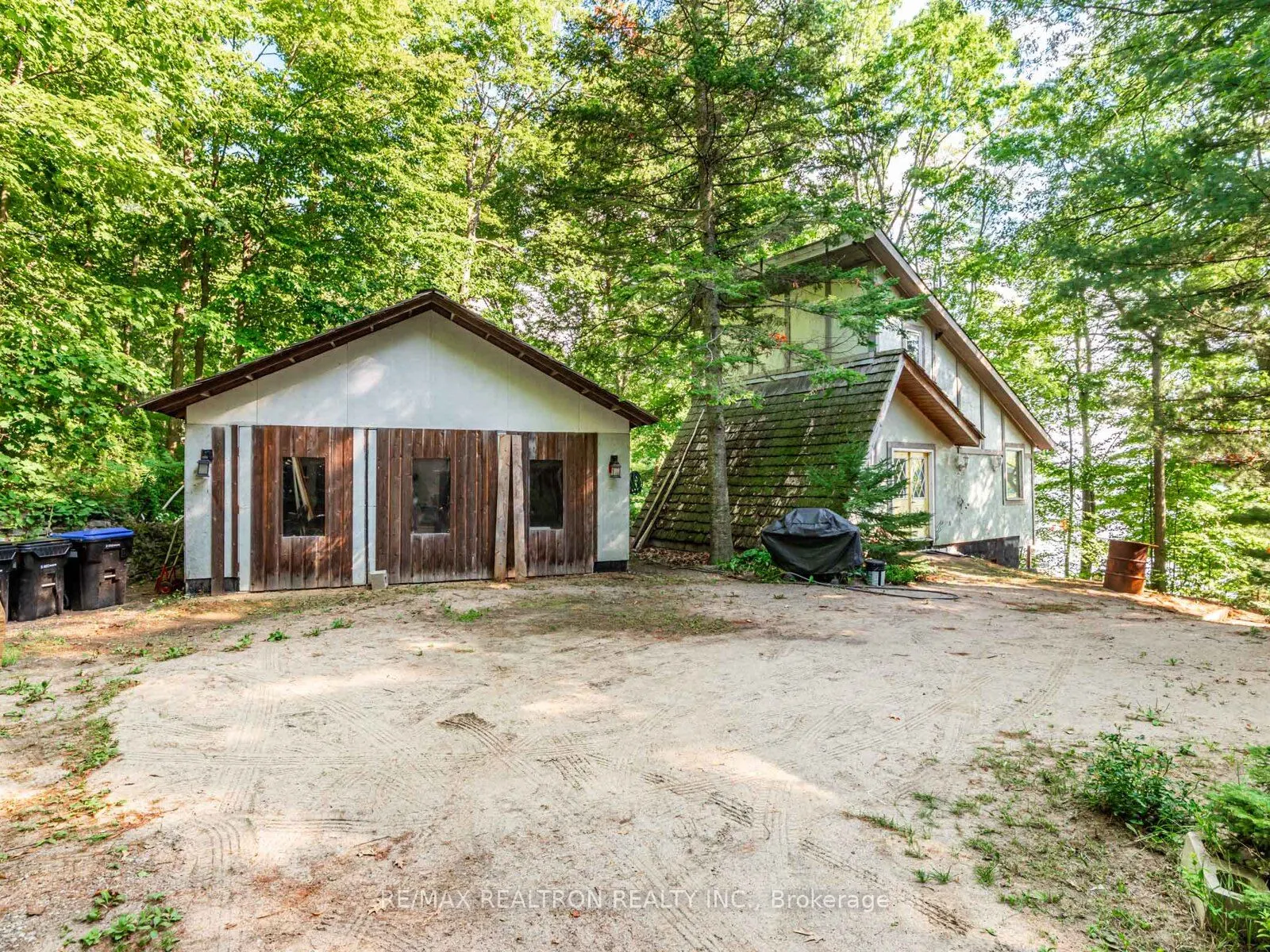 102-104 Farlain Lake Road E