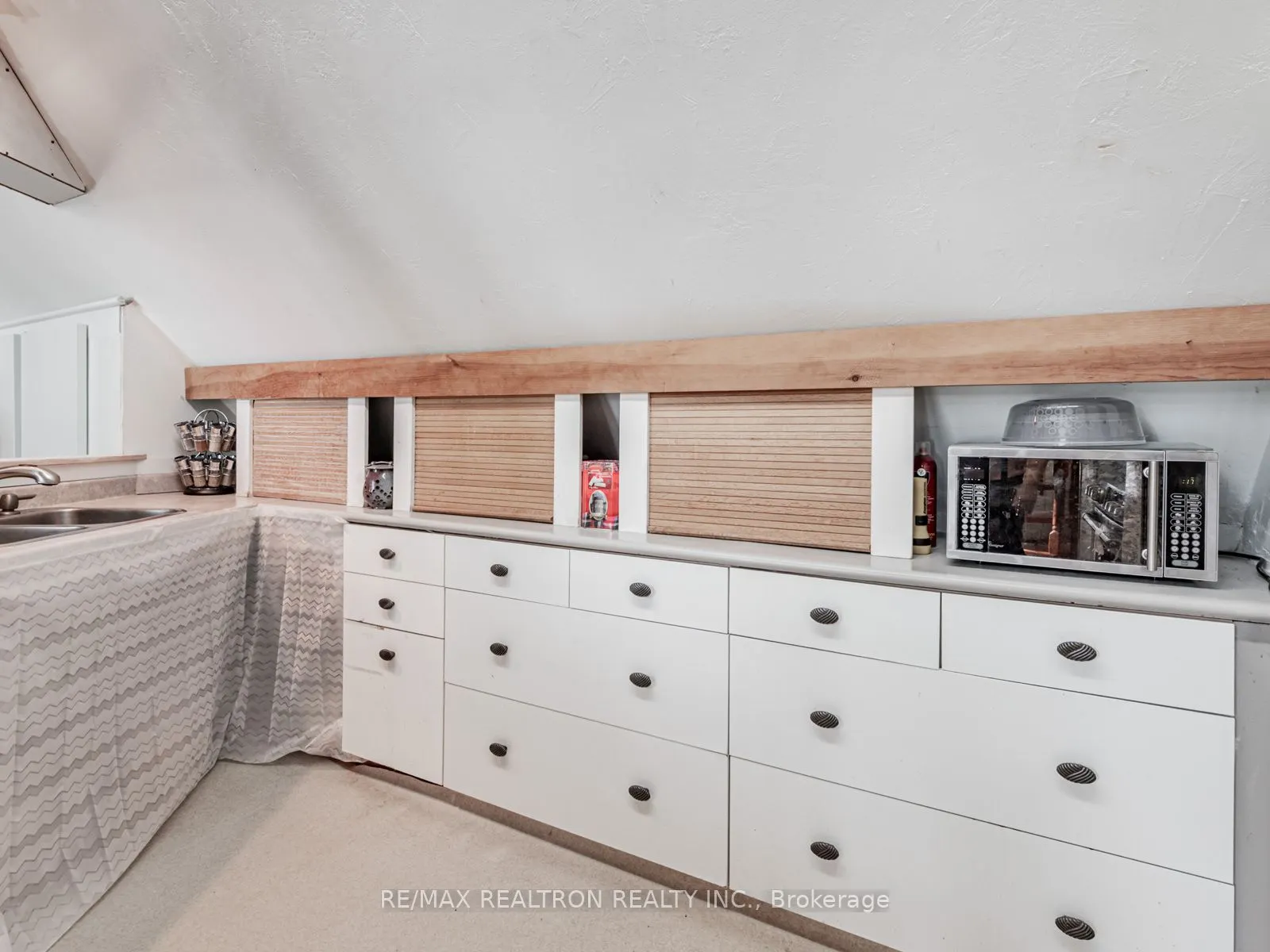 102-104 Farlain Lake Road E