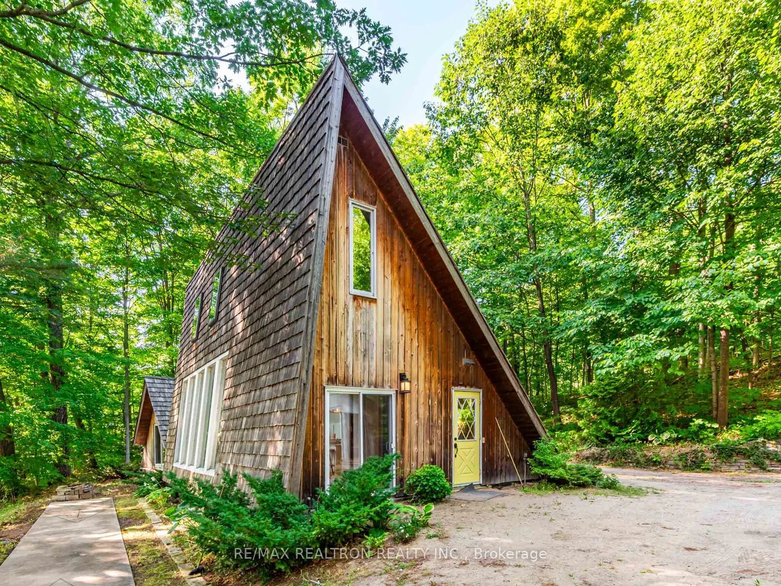 102-104 Farlain Lake Road E