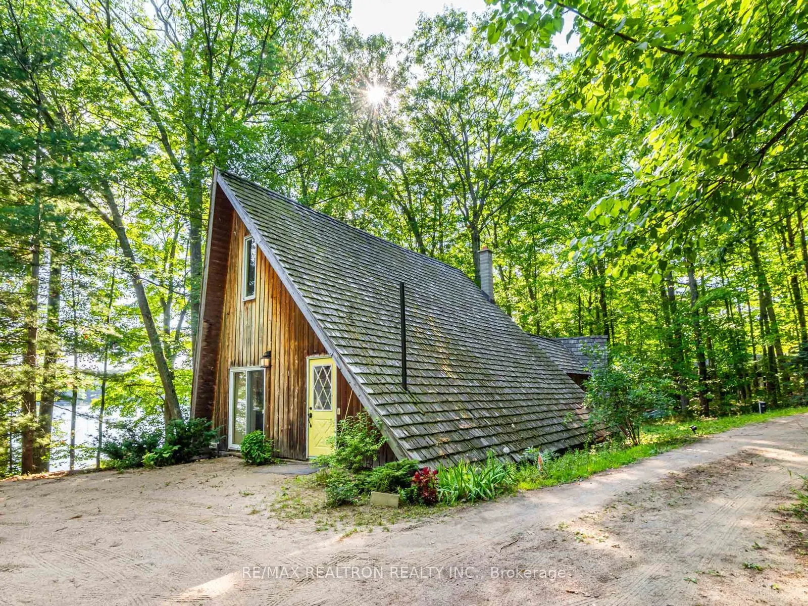 102-104 Farlain Lake Road E