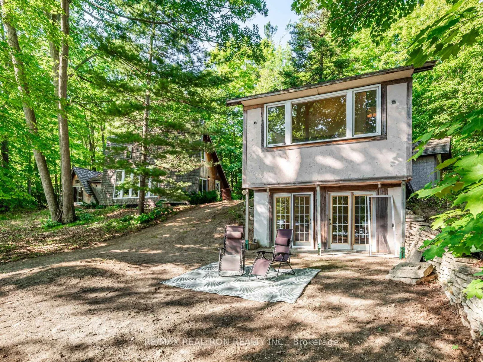 102-104 Farlain Lake Road E