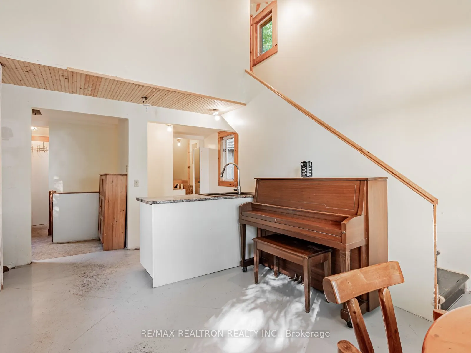 102-104 Farlain Lake Road E