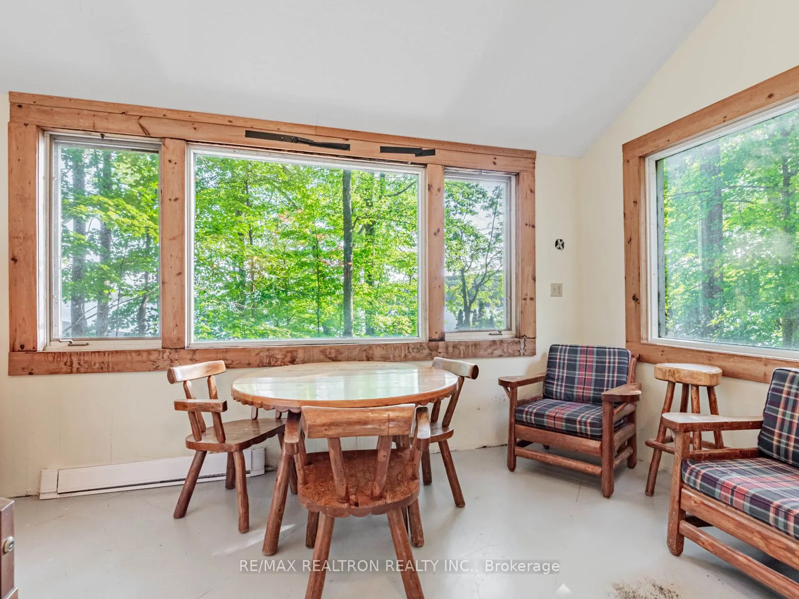 102-104 Farlain Lake Road E