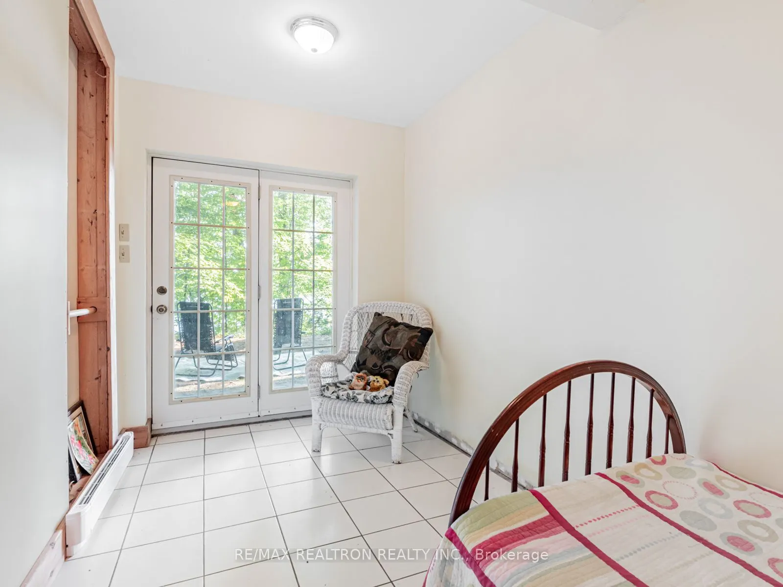 102-104 Farlain Lake Road E