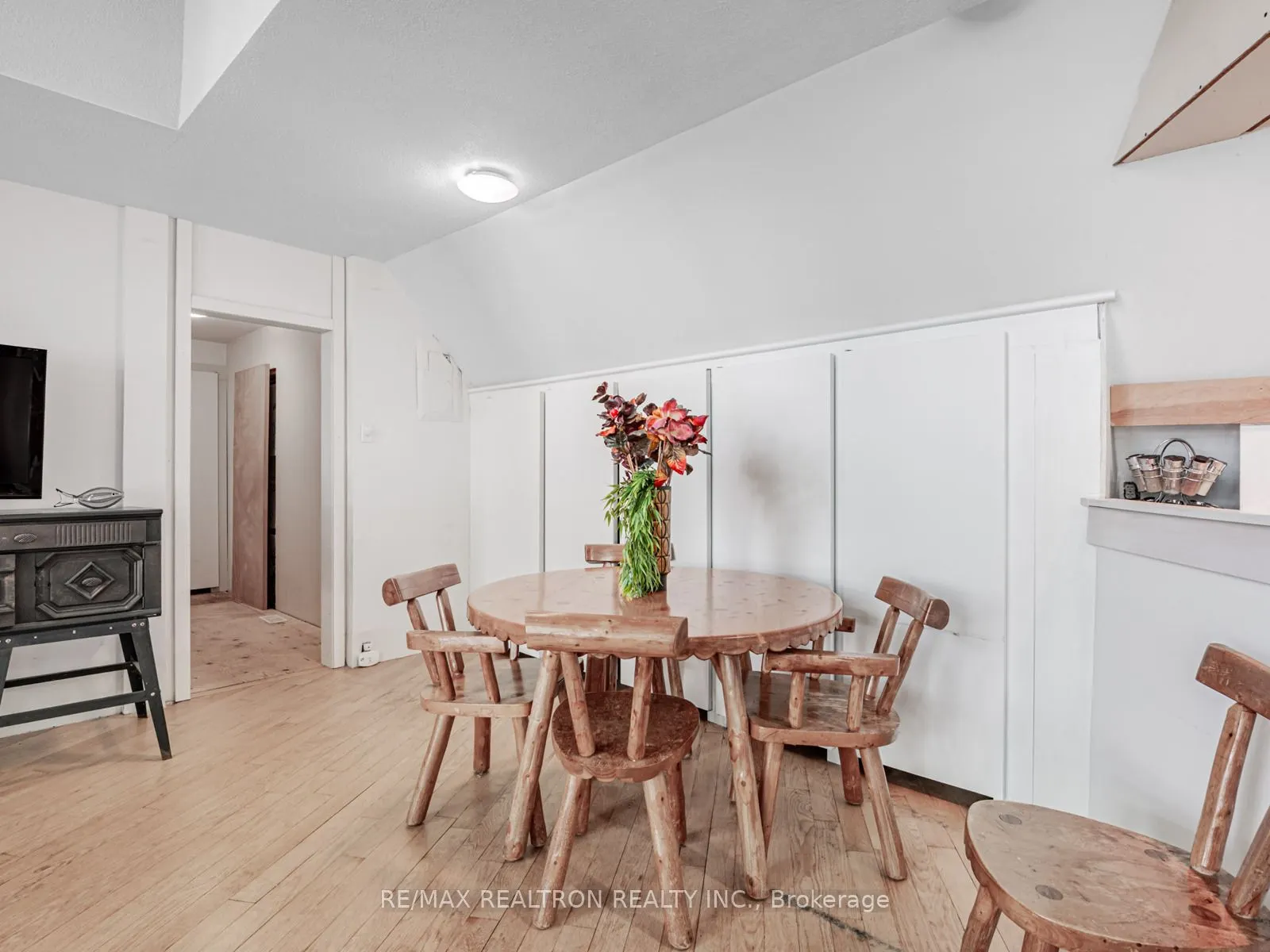 102-104 Farlain Lake Road E