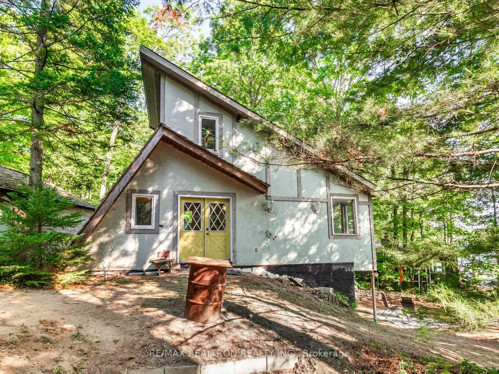 102-104 Farlain Lake Road E