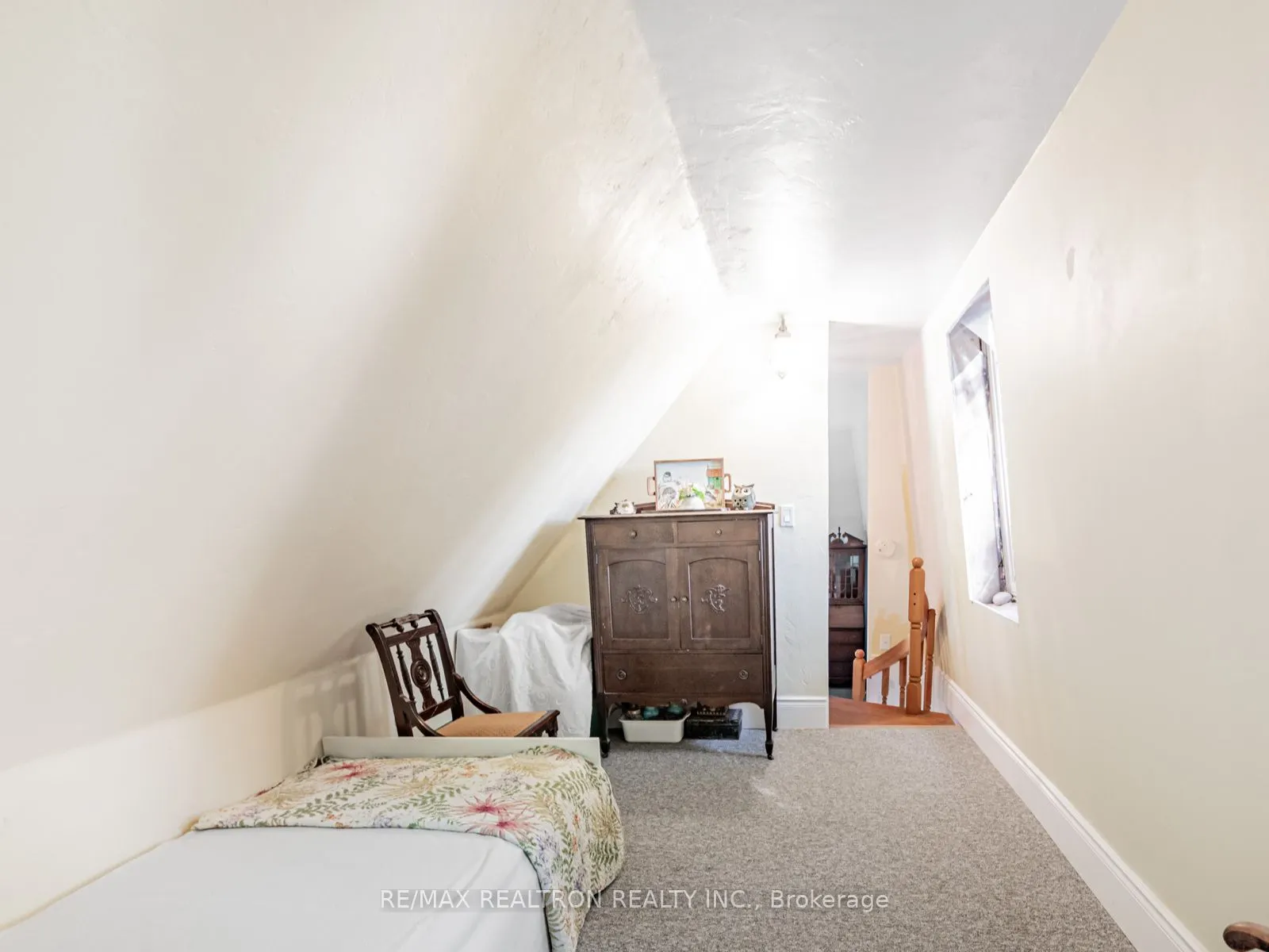 102-104 Farlain Lake Road E