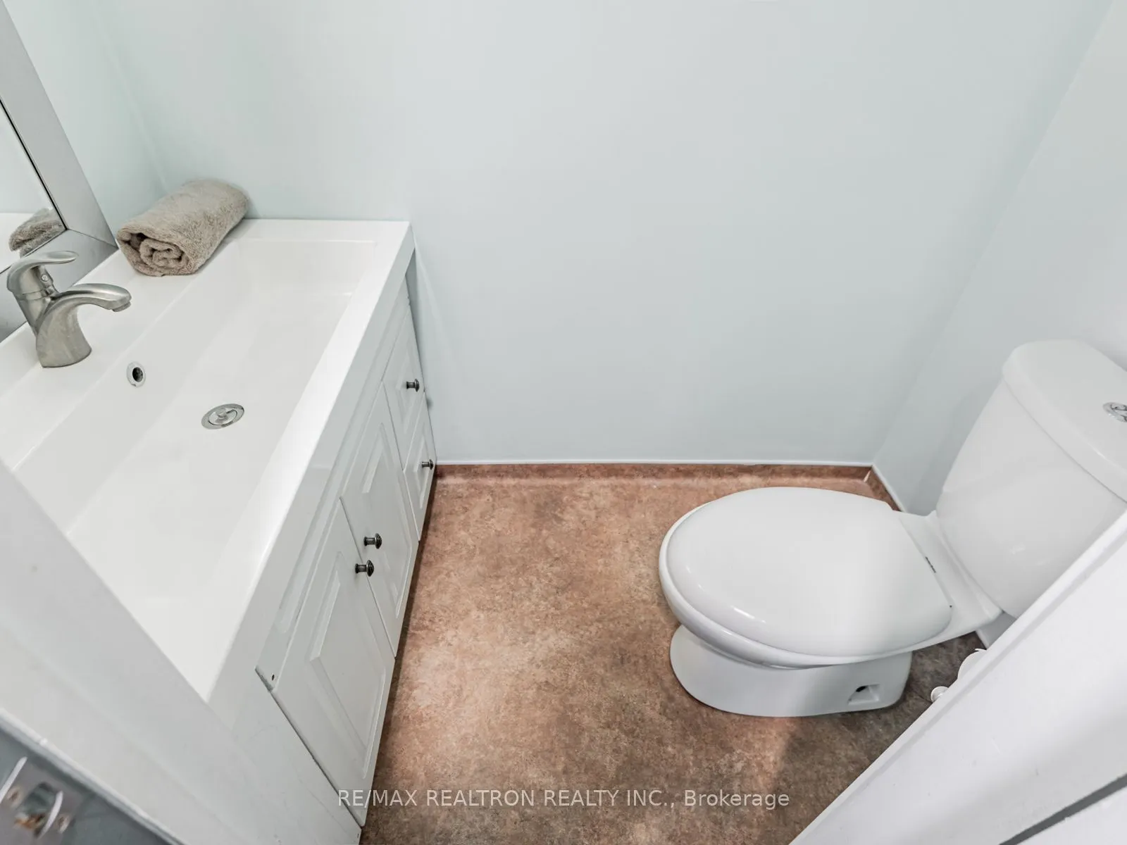 102-104 Farlain Lake Road E