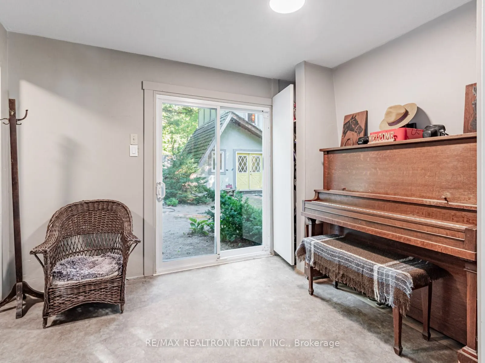102-104 Farlain Lake Road E