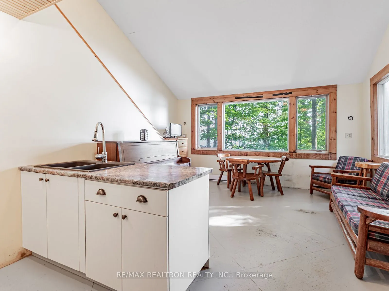 102-104 Farlain Lake Road E