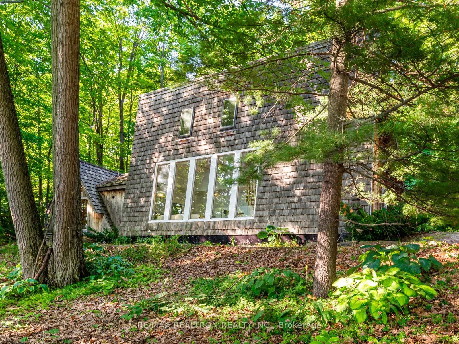 102-104 Farlain Lake Road E