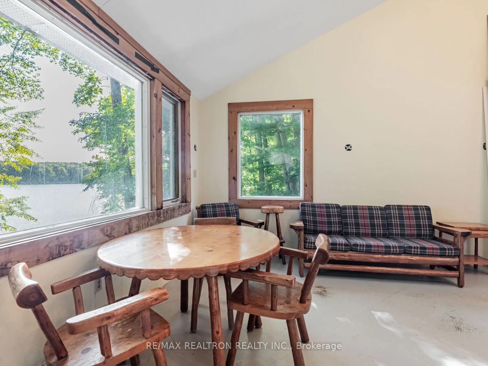 102-104 Farlain Lake Road E