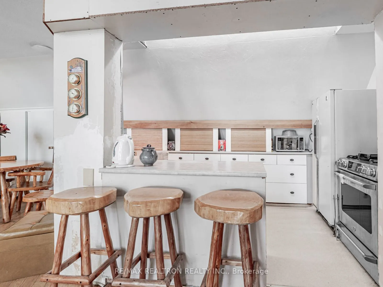 102-104 Farlain Lake Road E