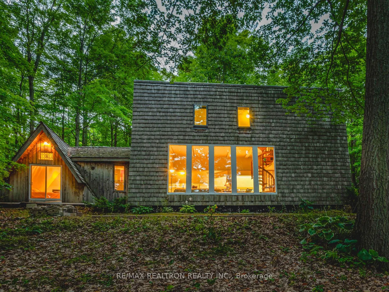102-104 Farlain Lake Road E
