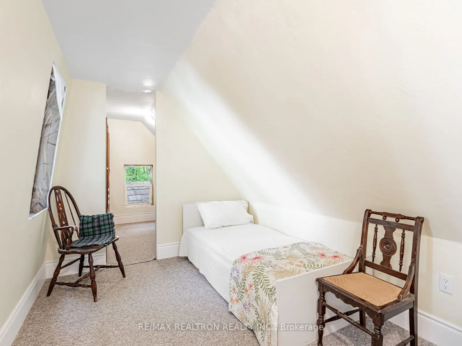 102-104 Farlain Lake Road E