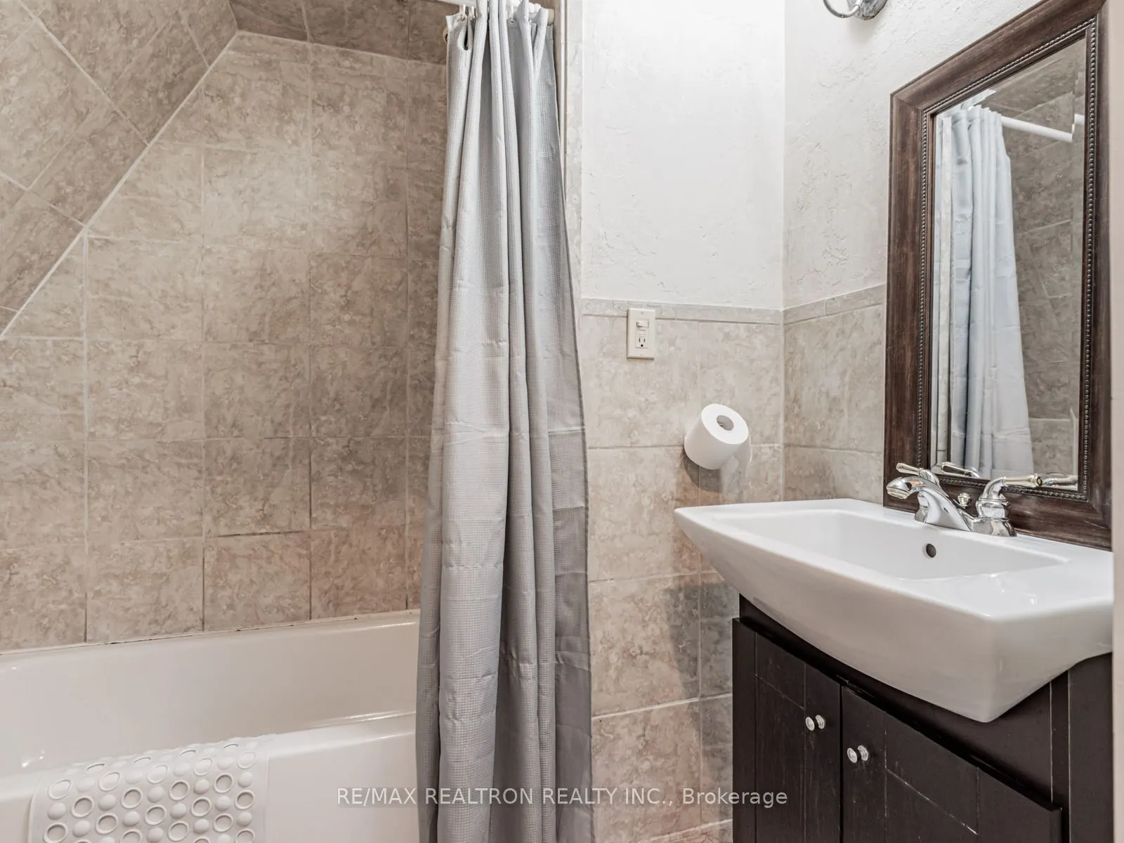 102-104 Farlain Lake Road E