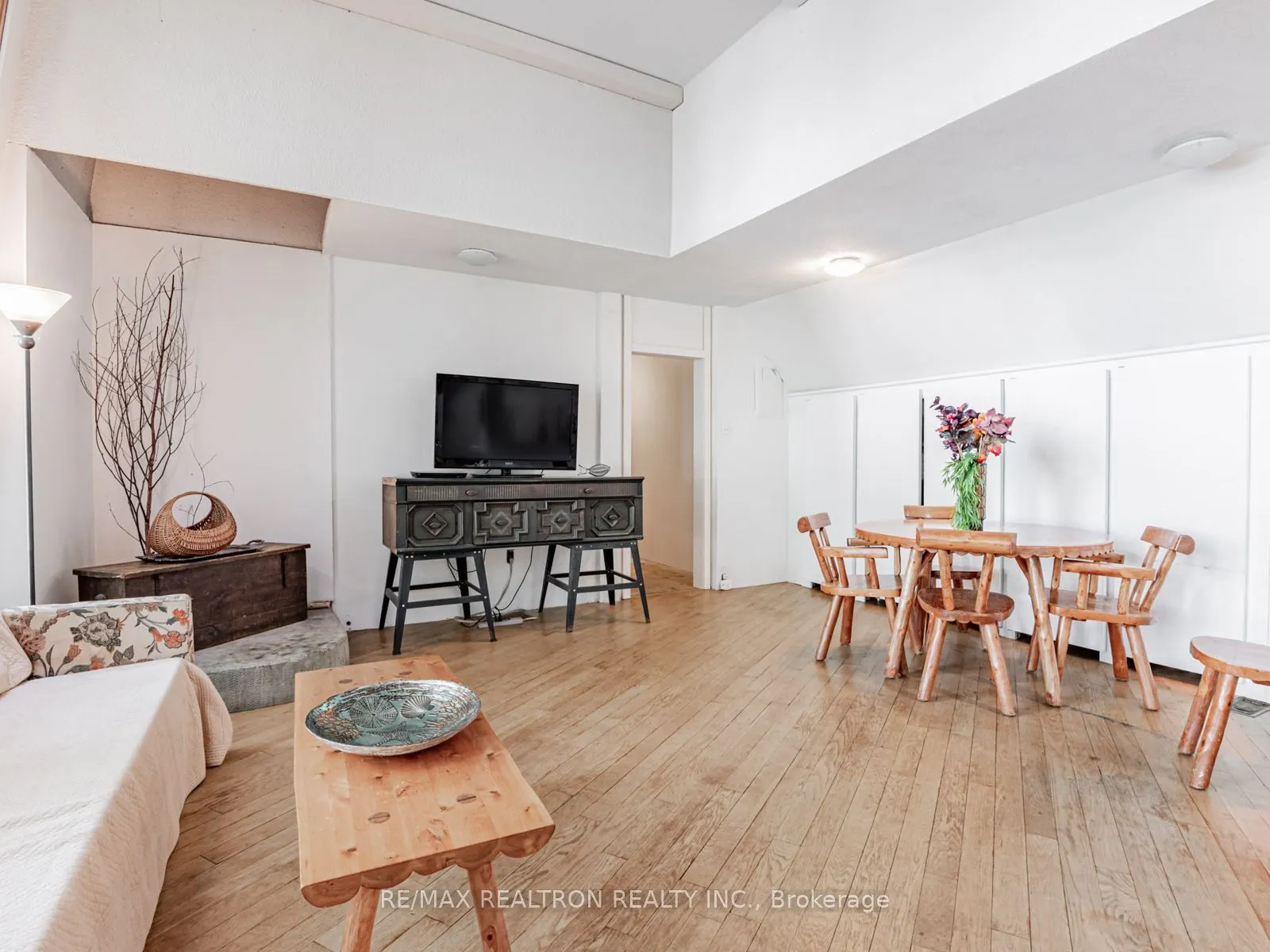 102-104 Farlain Lake Road E