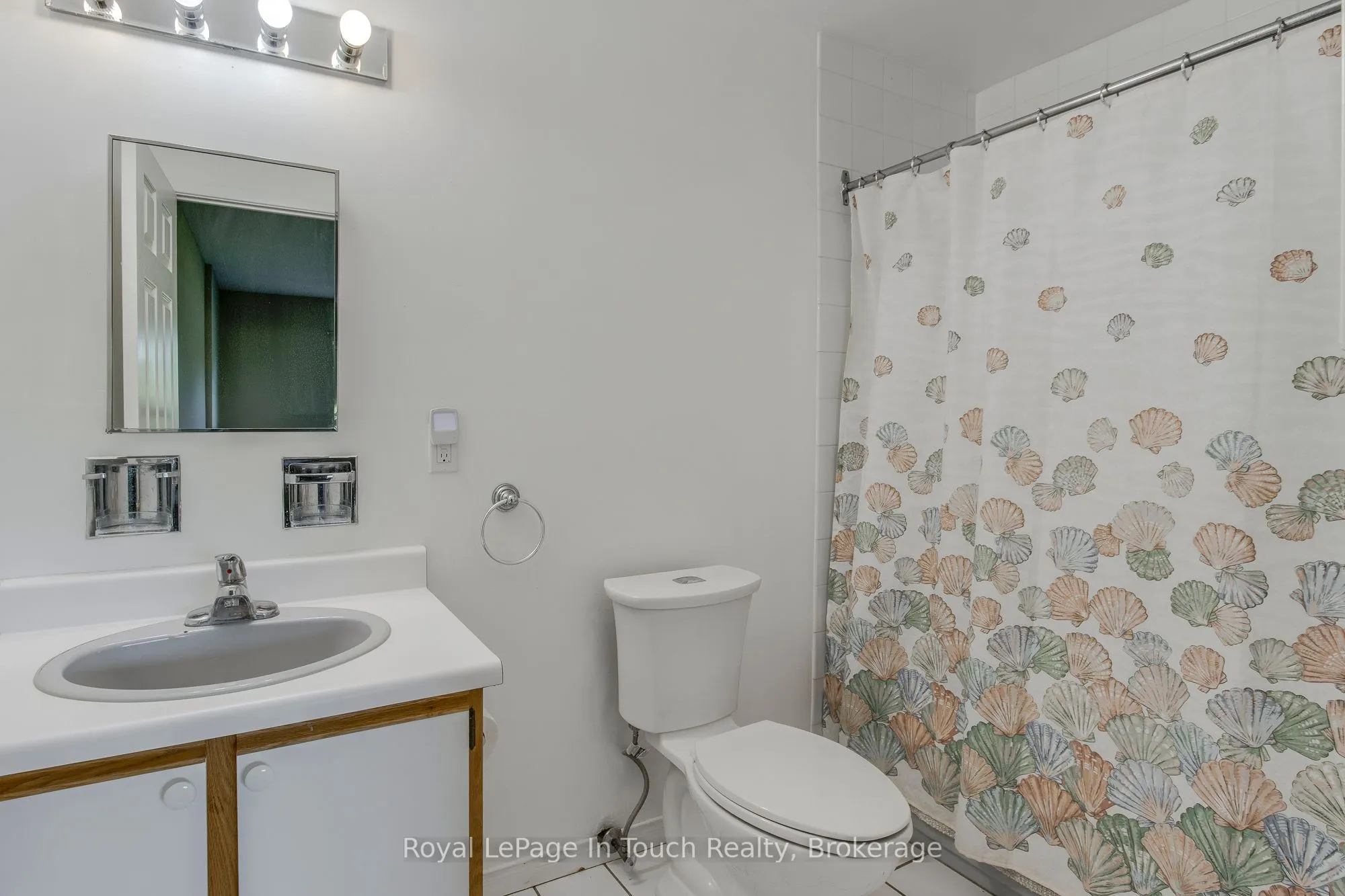696 King Street, #32