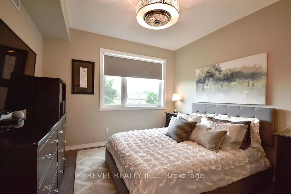 299 Cundles Road E, #208