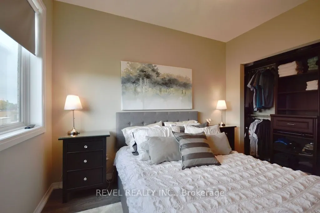 299 Cundles Road E, #208