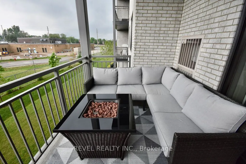 299 Cundles Road E, #208