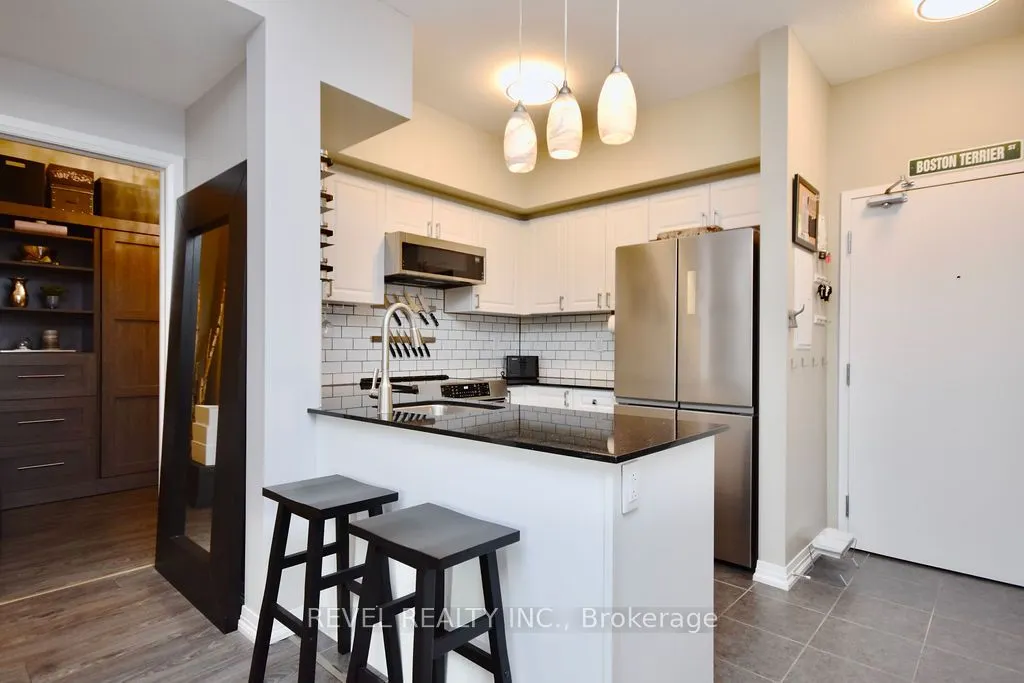 299 Cundles Road E, #208