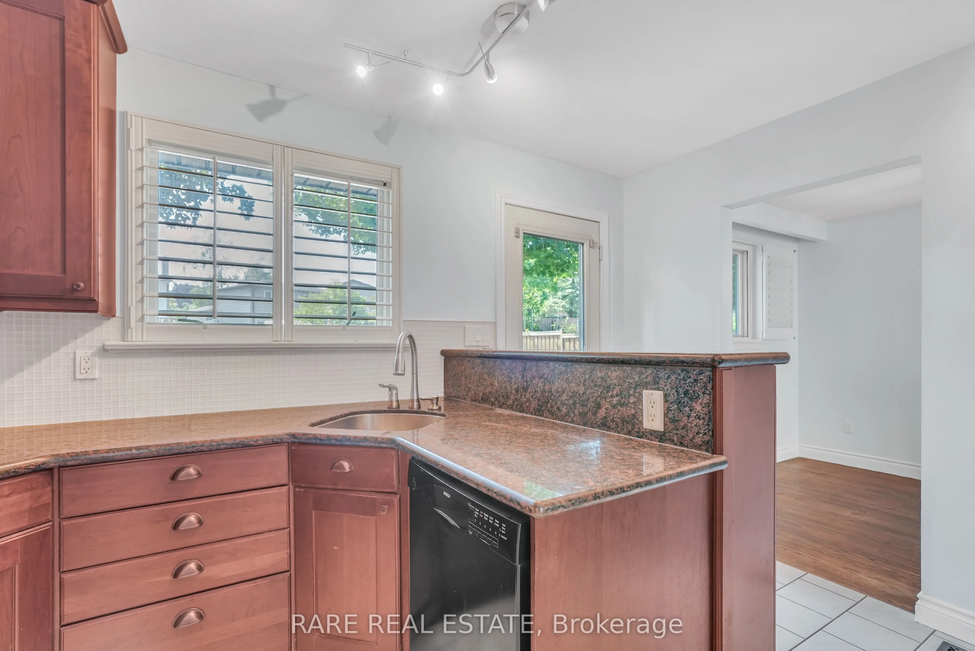 9 MEADOWLAND Avenue