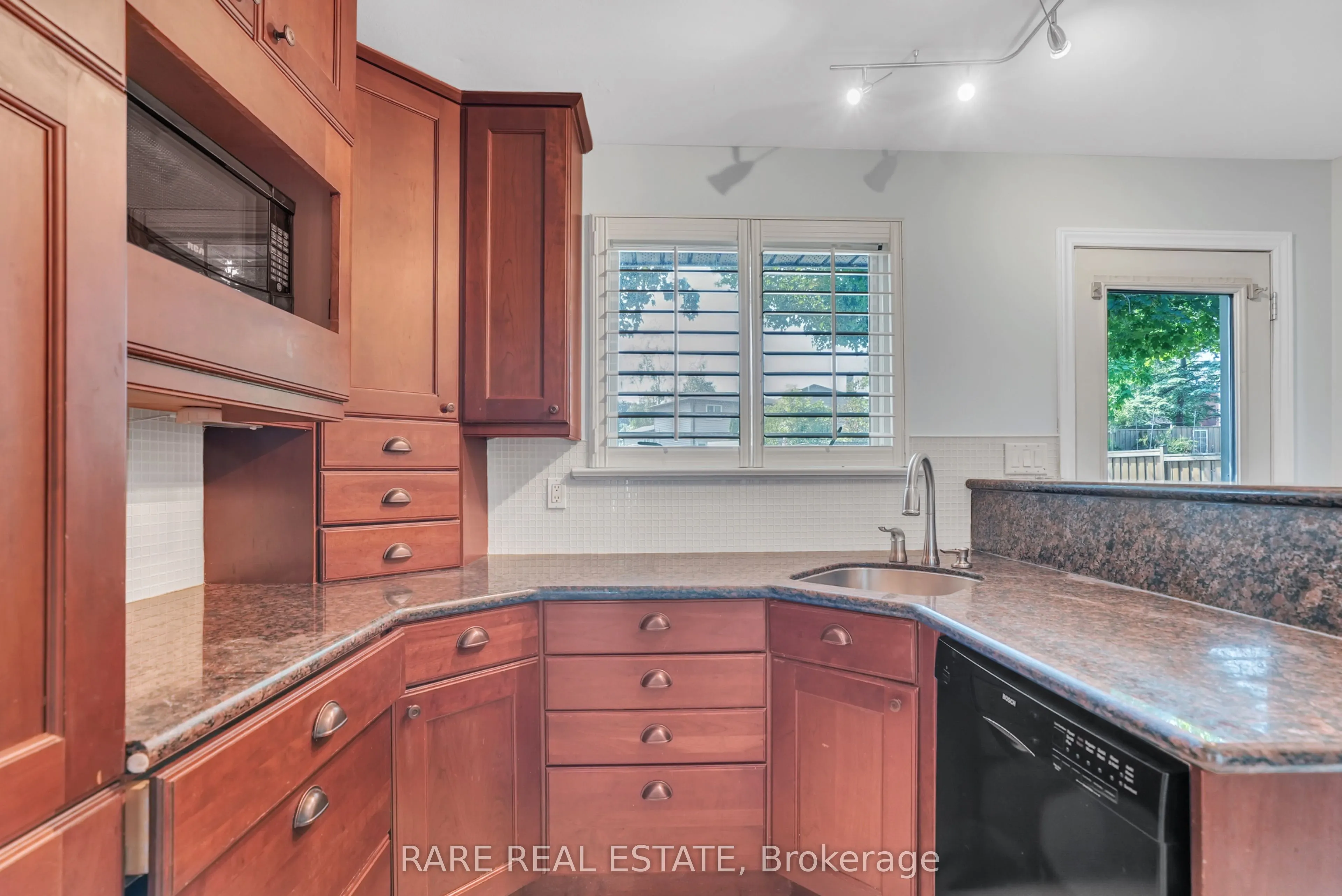 9 MEADOWLAND Avenue