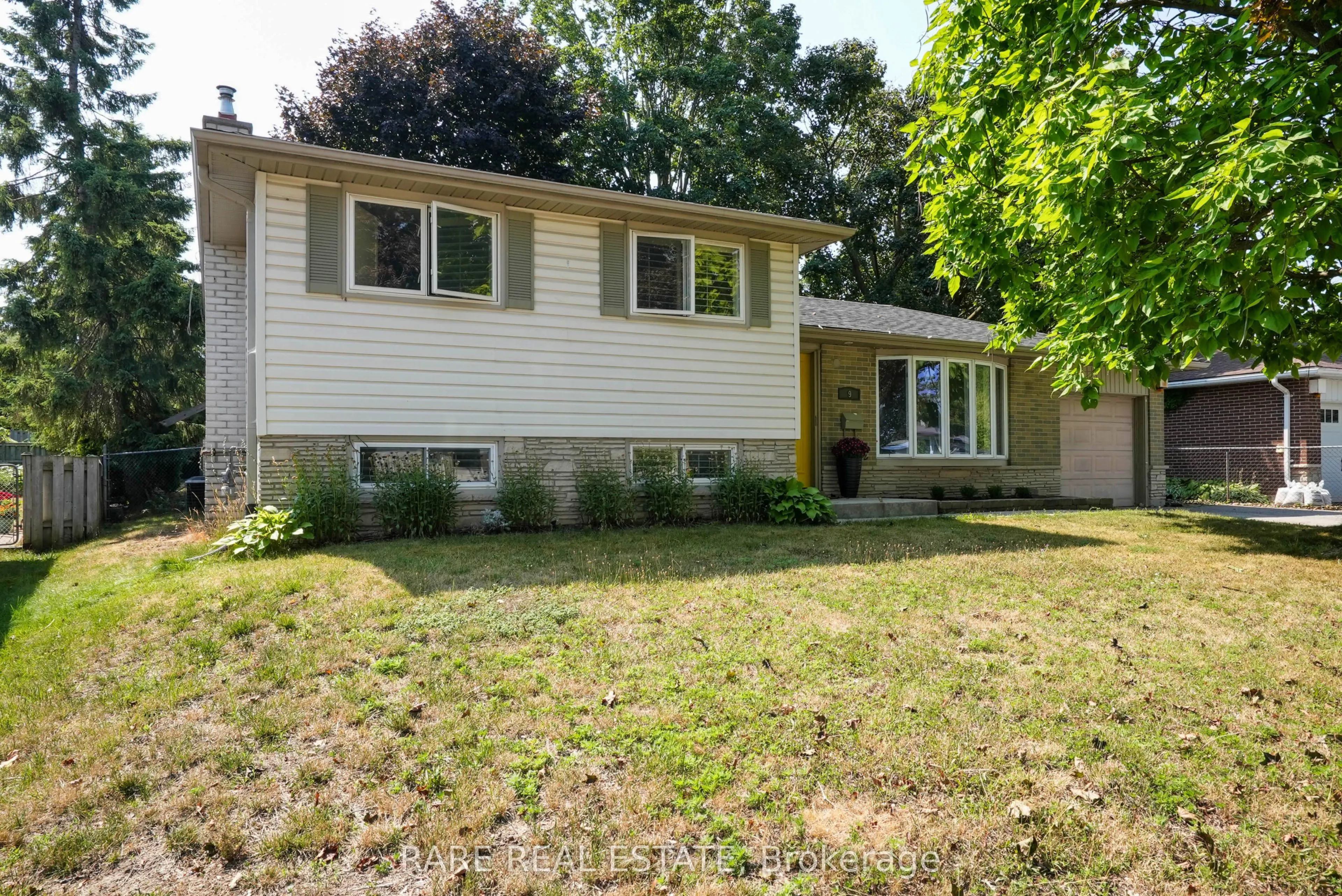 9 MEADOWLAND Avenue