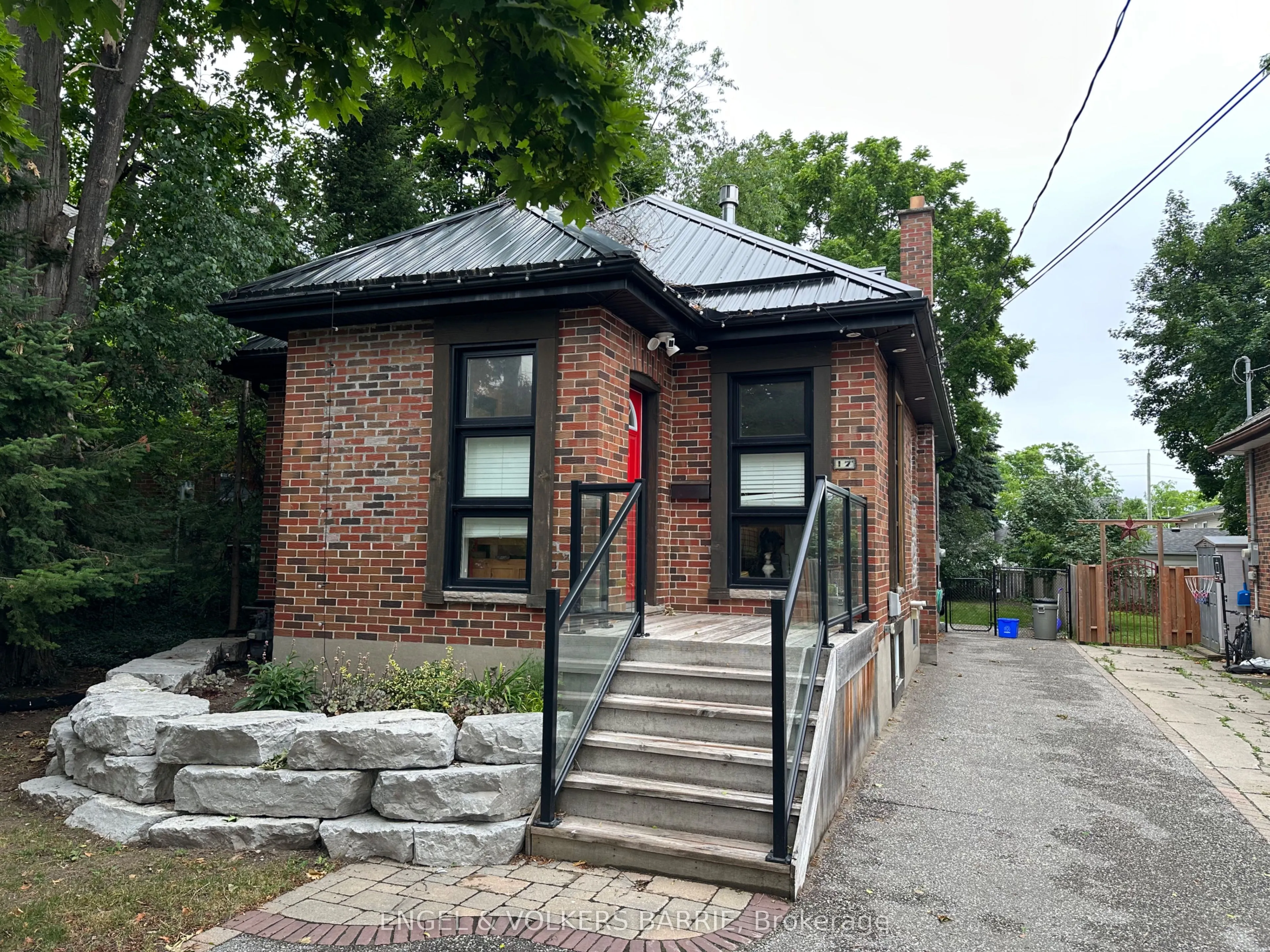17 Thomson Street