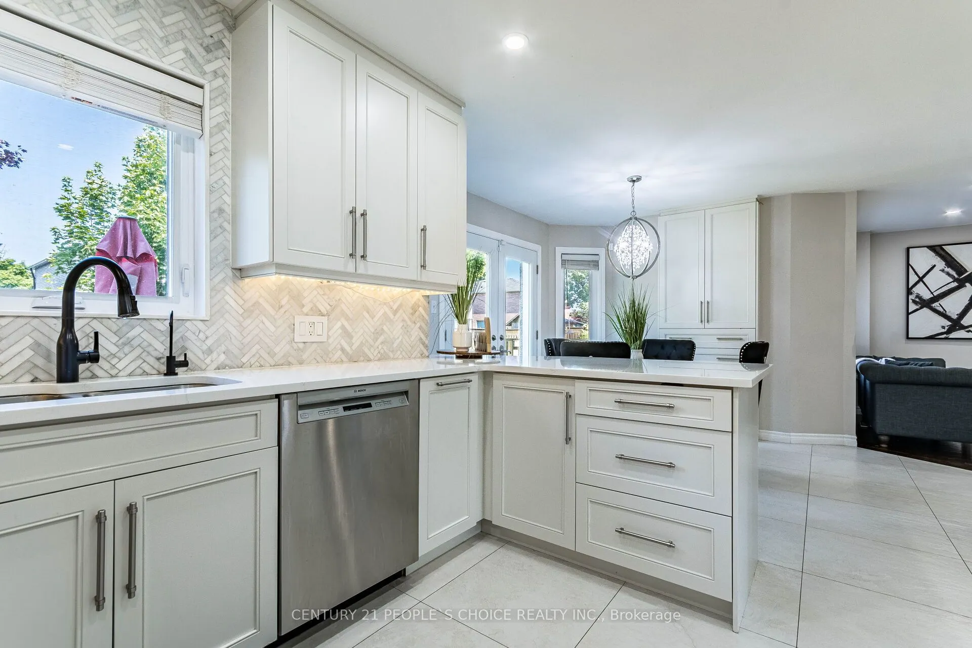 414 Cundles Road W