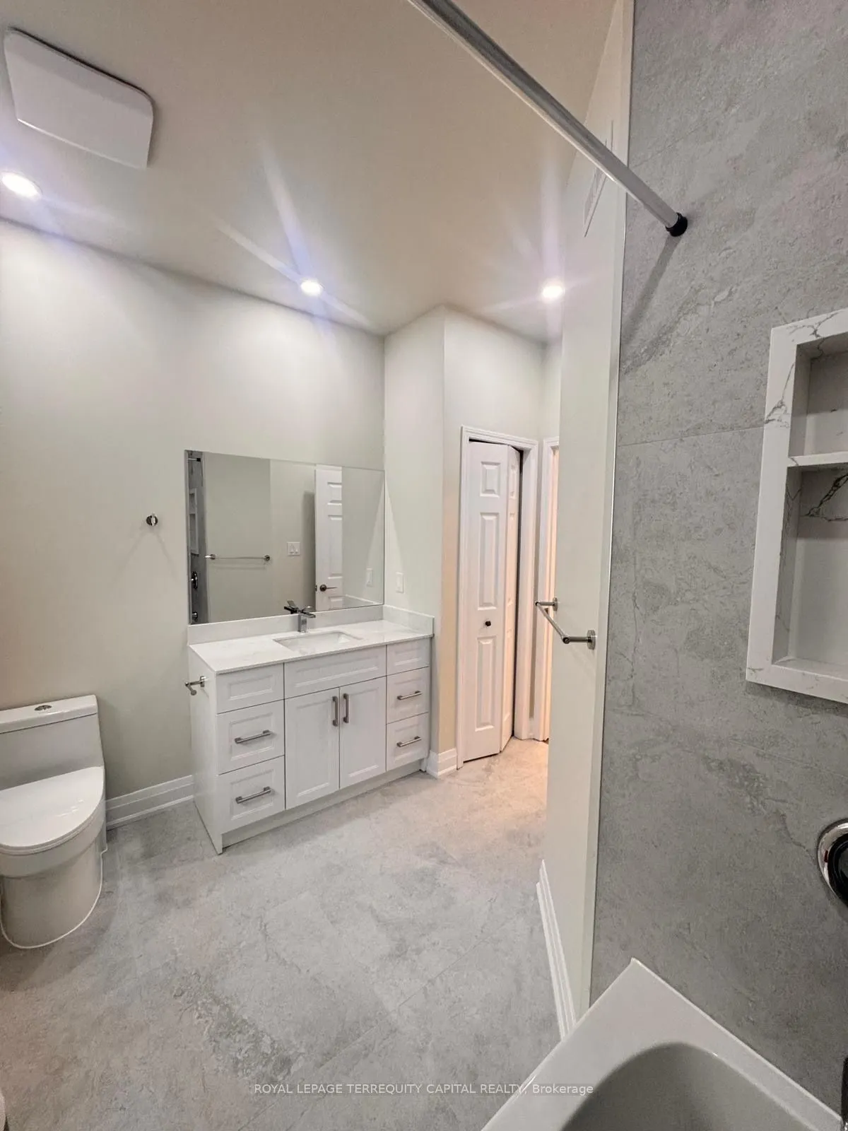 344 Edgehill Drive, #Upper