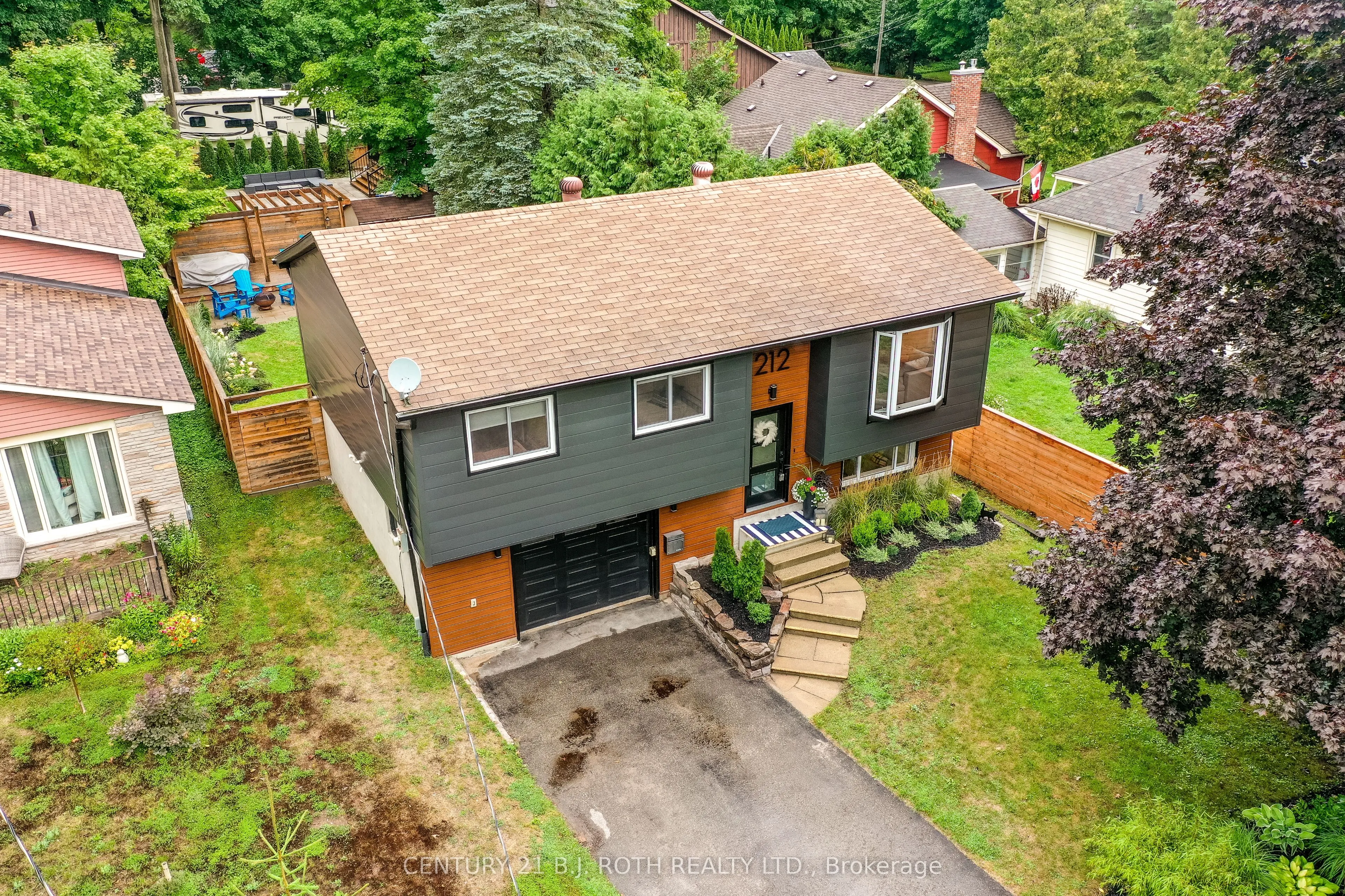 212 Borland Street E