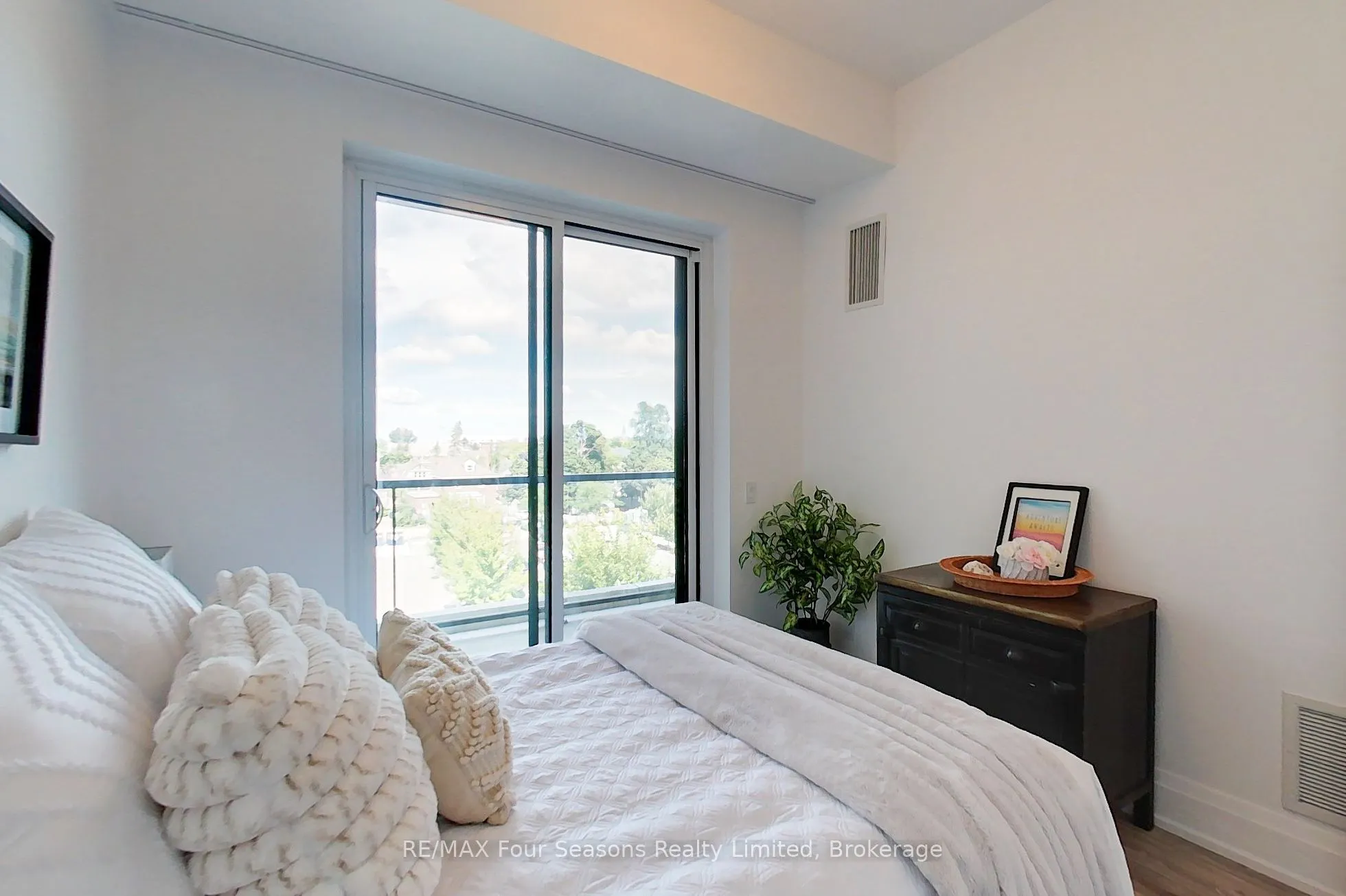 1 HUME Street, #402