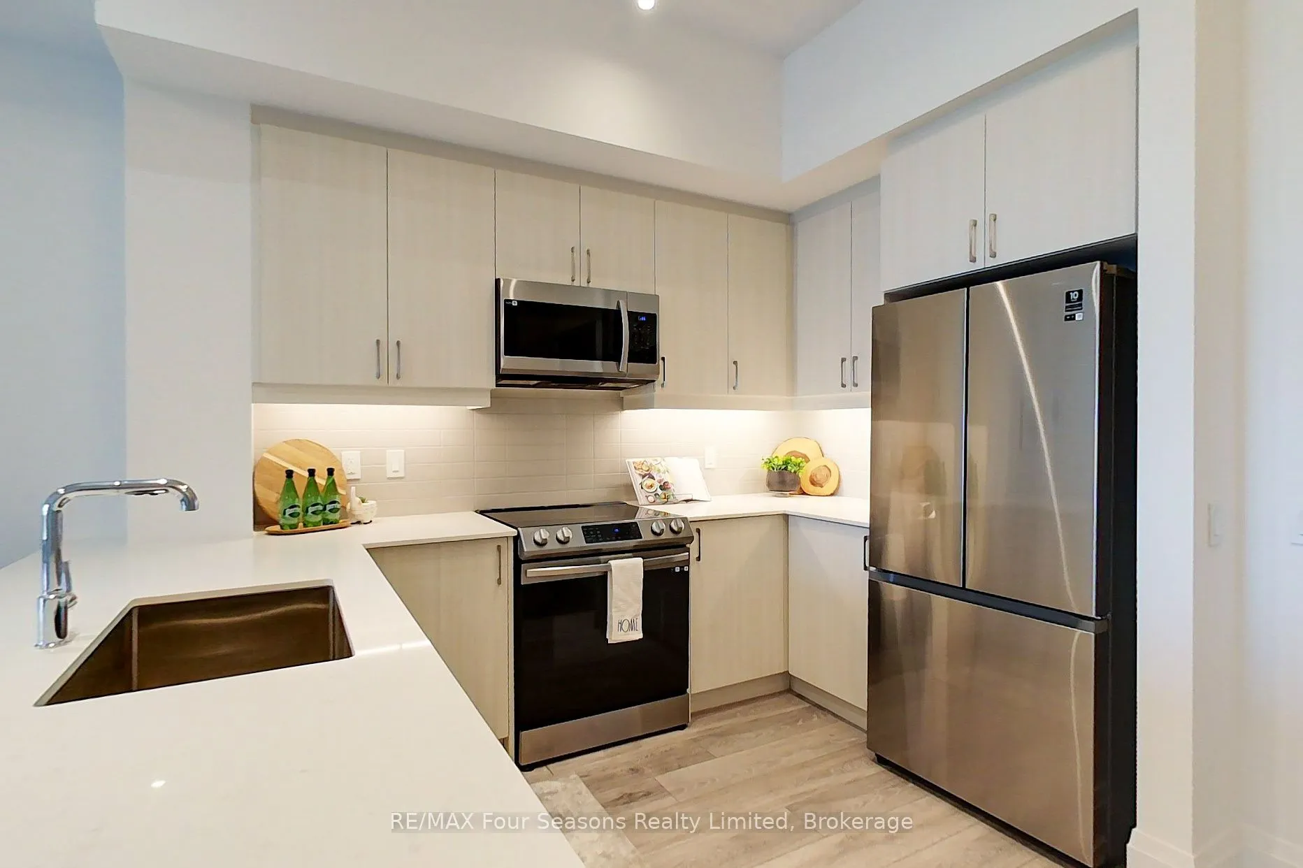 1 HUME Street, #402