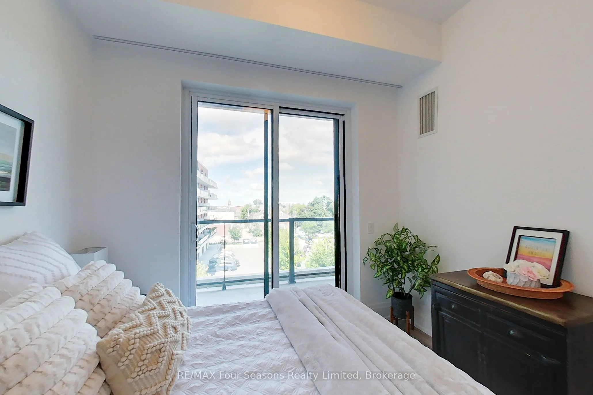 1 HUME Street, #402